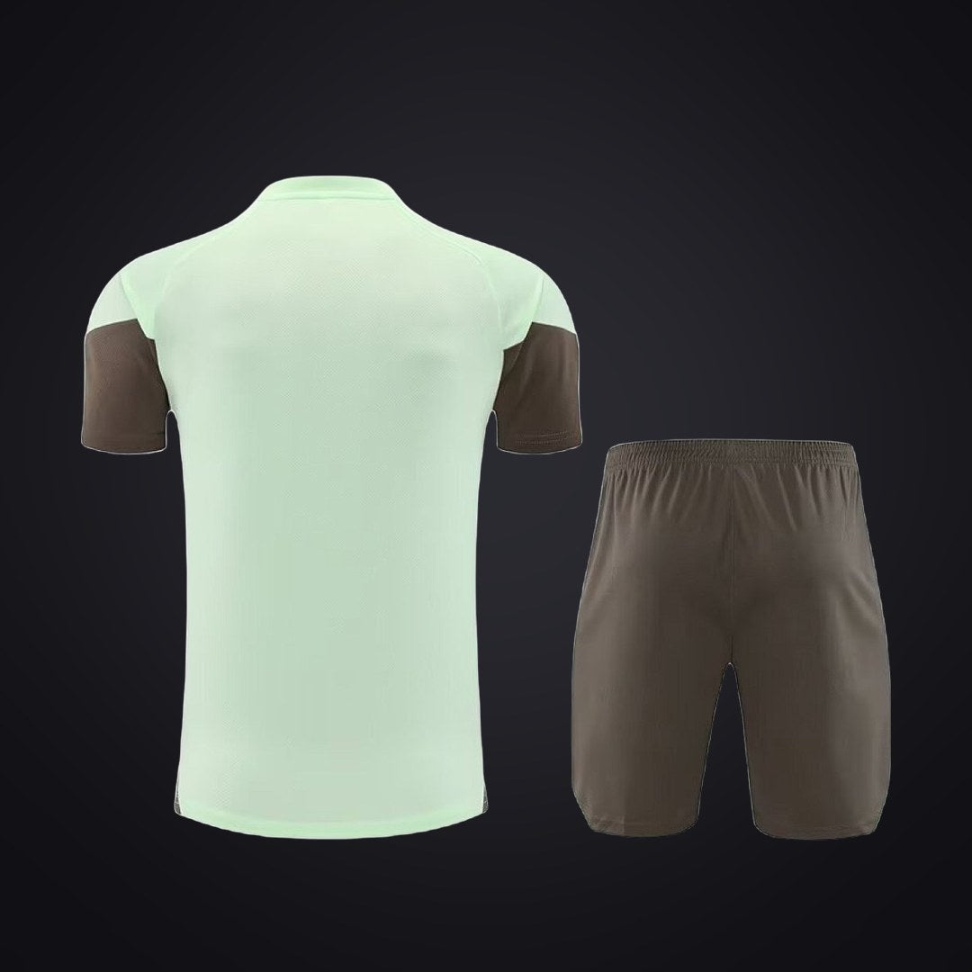 Conjunto de Entrenamiento Real Madrid 25-26 Verde · Modelo 3 (detrás)