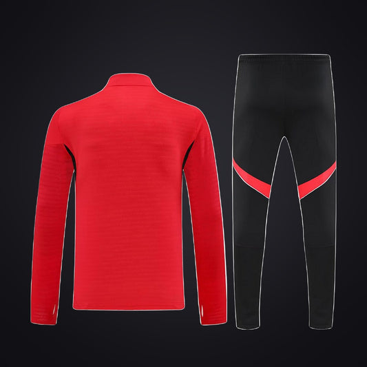 Chándal Manchester United 25-26 Roja · Modelo 5 (detrás)