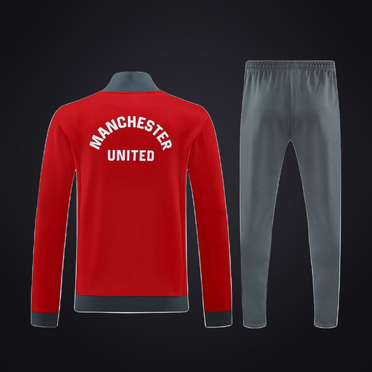 Chándal Manchester United 25-26 Roja · Modelo 4 (detrás)