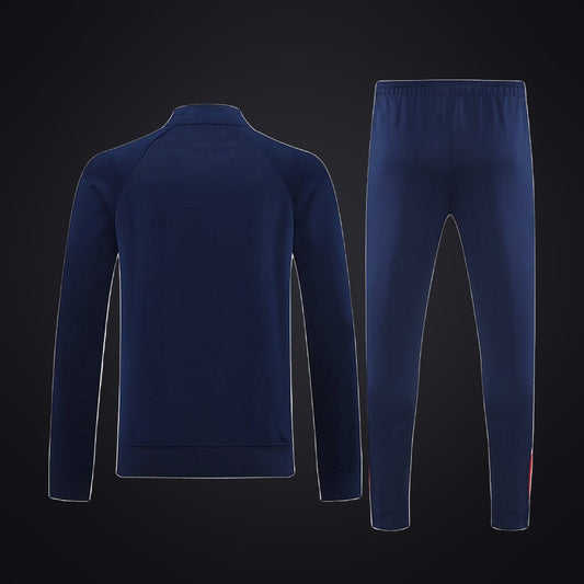 Chándal Manchester United 25-26 Azul Marino · Modelo 2 (detrás)