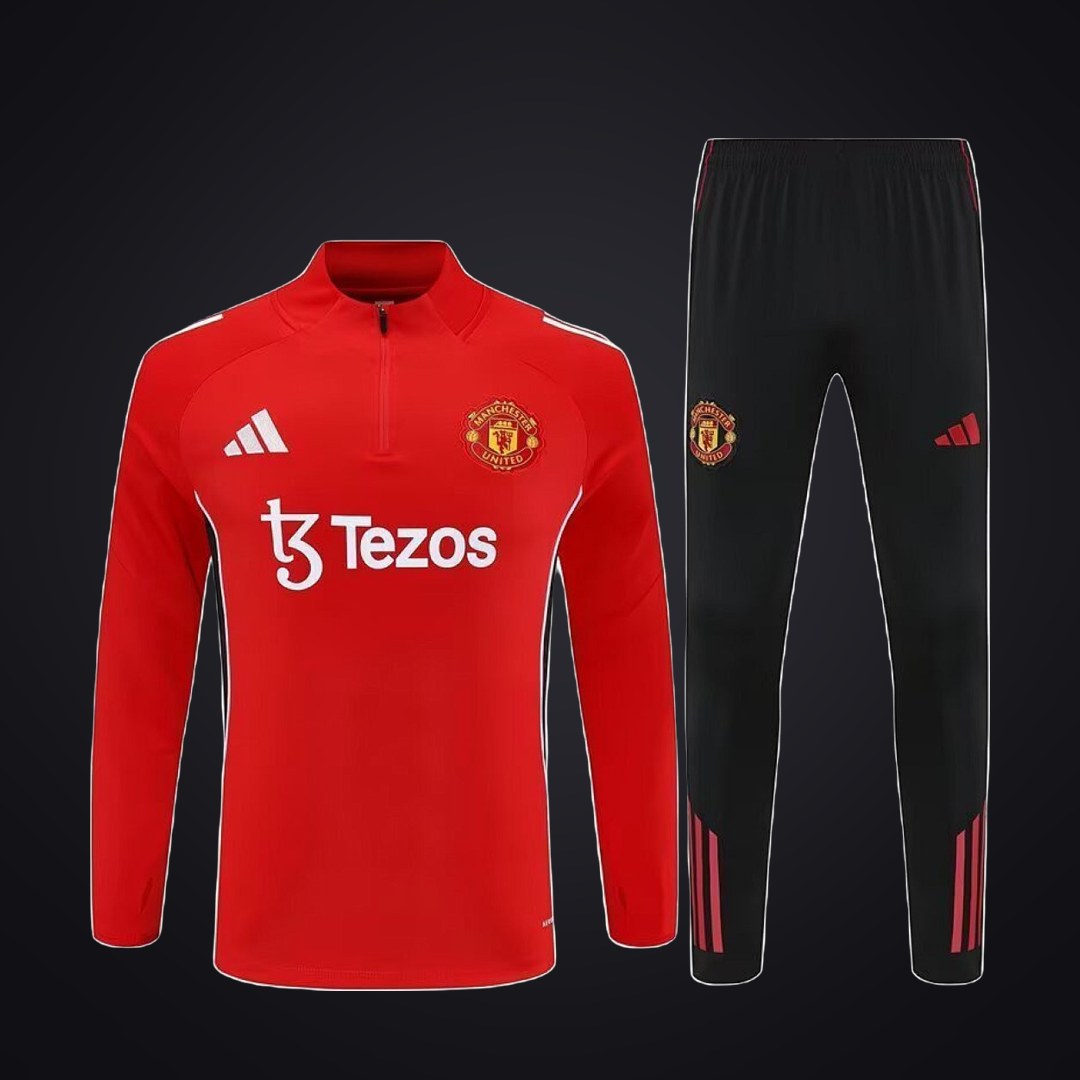 Chándal Manchester United 25-26 Roja · Modelo 2 (delante)