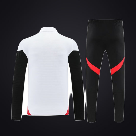 Chándal Manchester United 25-26 Blanca · Modelo 2 (detrás)