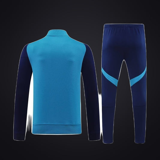 Chándal Arsenal 25-26 · Modelo 2 (detrás)