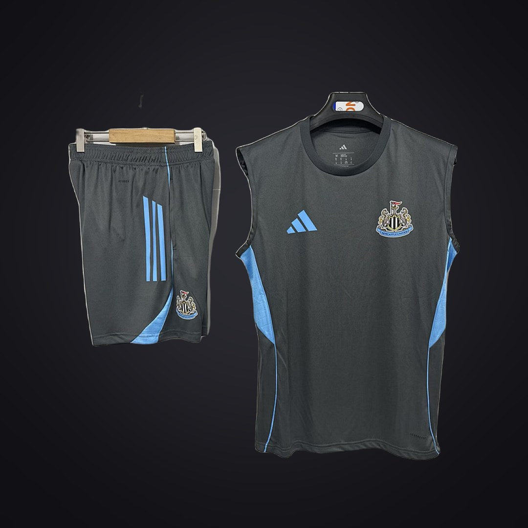 Conjunto de Entrenamiento Newcastle 25-26 (delante)