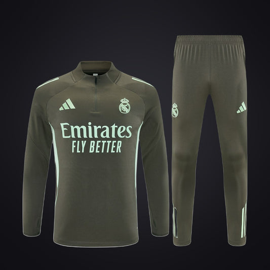 Chándal Real Madrid 25-26 Verde · Modelo 4 (delante)