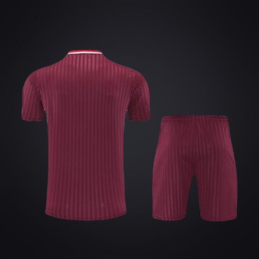 Conjunto de Entrenamiento Bayern de Múnich 25-26 Roja · Modelo 2 (detrás)