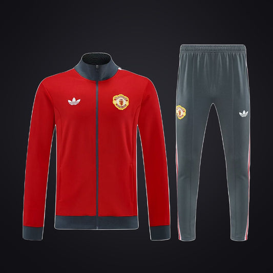 Chándal Manchester United 25-26 Roja · Modelo 4 (delante)