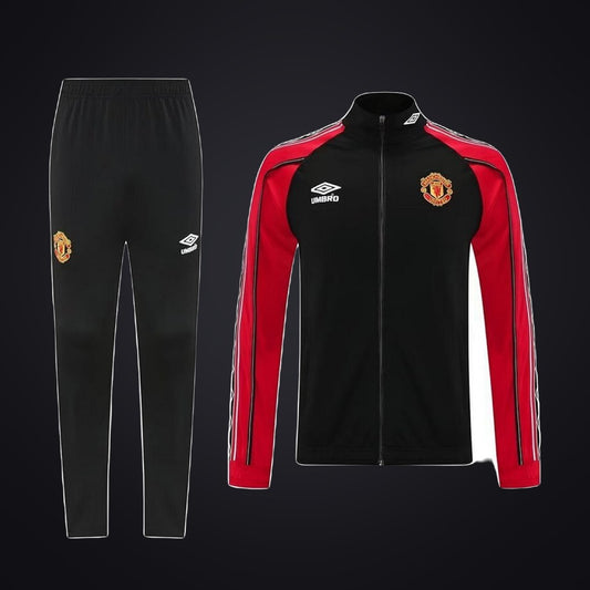 Chándal Manchester United 25-26 Roja · Modelo 3 (delante)
