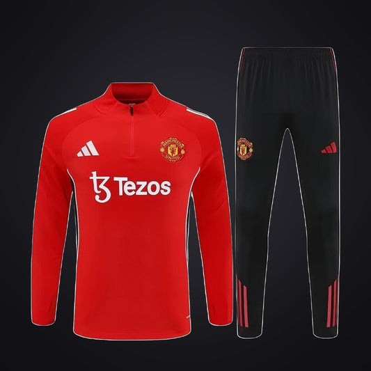 Chándal Manchester United 25-26 Roja · Modelo 2 (delante)