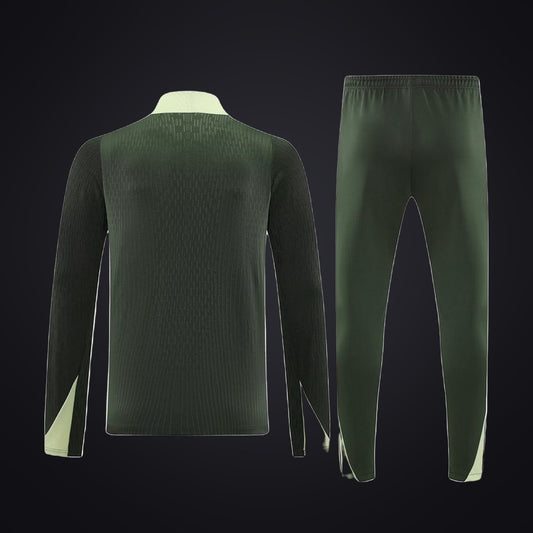 Chándal Chelsea 25-26 Verde · Modelo 2 (detrás)