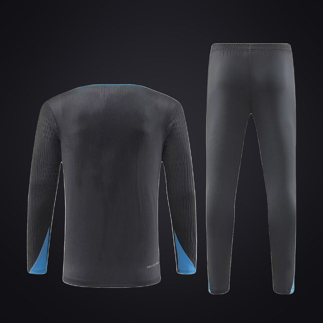 Chándal Tottenham 24-25 Gris · Modelo 2 (detrás)