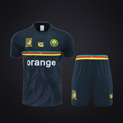 Conjunto de Entrenamiento Camerún 25-26 Negra · Modelo 2 (delante)