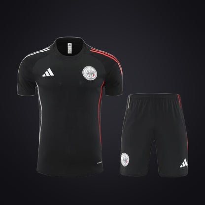 Conjunto de Entrenamiento Ajax 25-26 Negra · Modelo 2 (delante)