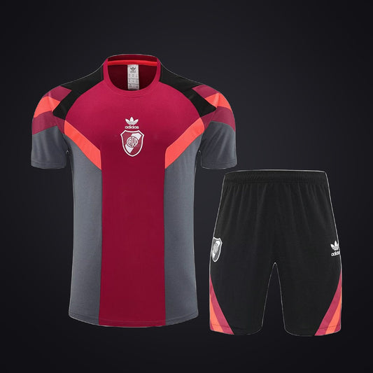 Conjunto de Entrenamiento River Plate 25-26 Roja Gris (delante)