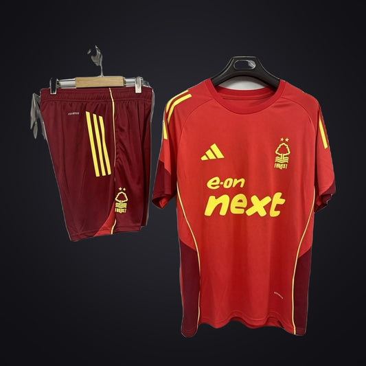 Conjunto de Entrenamiento Nottingham Forest 25-26 Roja (delante)