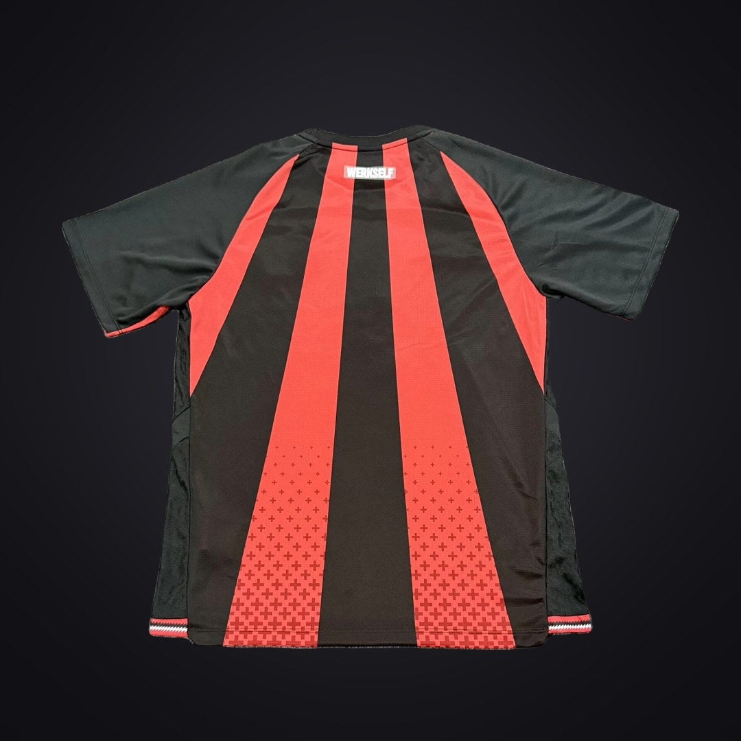 Bayer 04 Leverkusen 26-27 Local (Fan Version) (detrás)