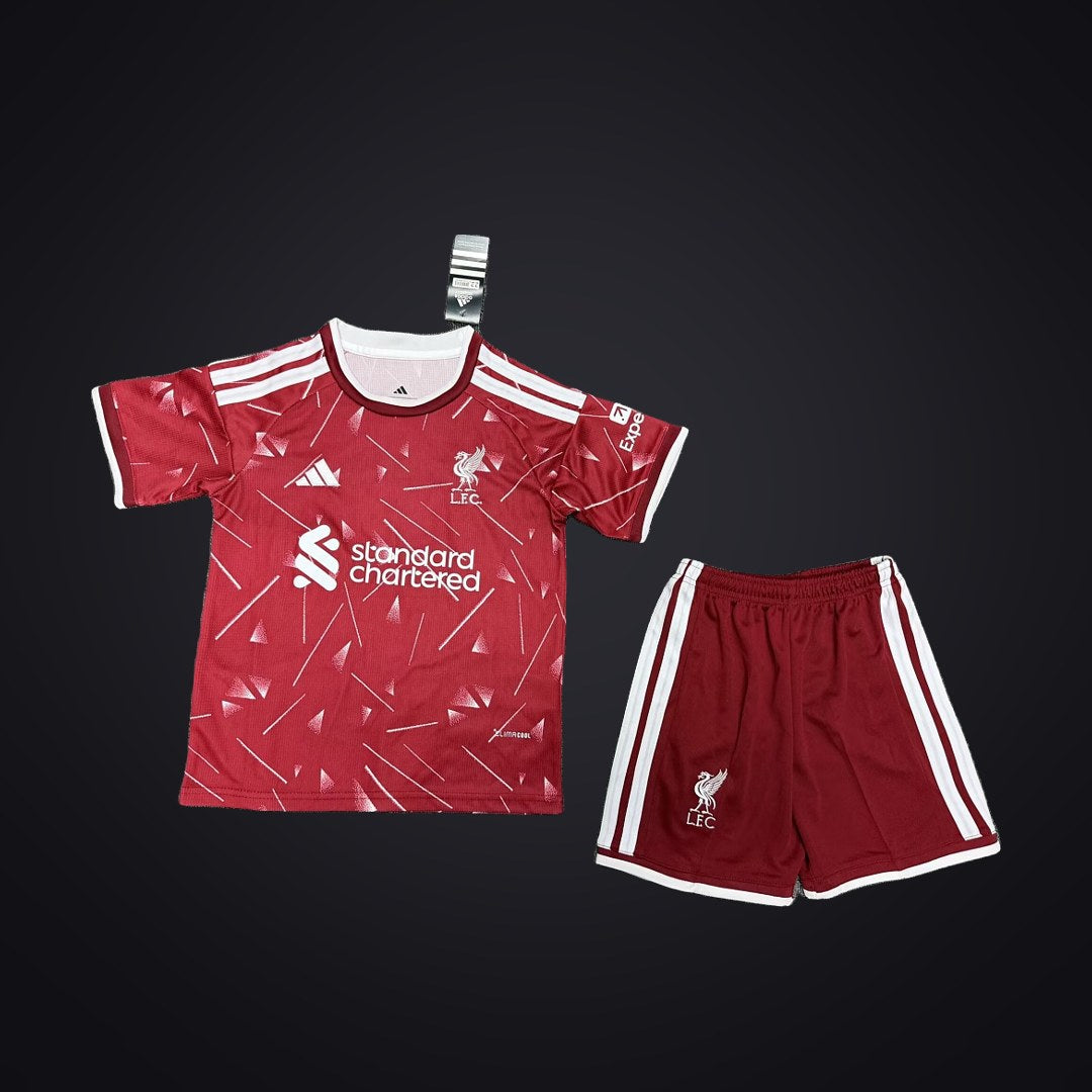 Liverpool 26-27 Local (Niño) (delante)