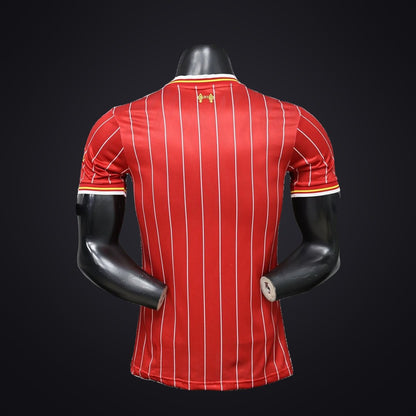 Liverpool 26-27 Edición Especial Roja (Player Version) (detrás)